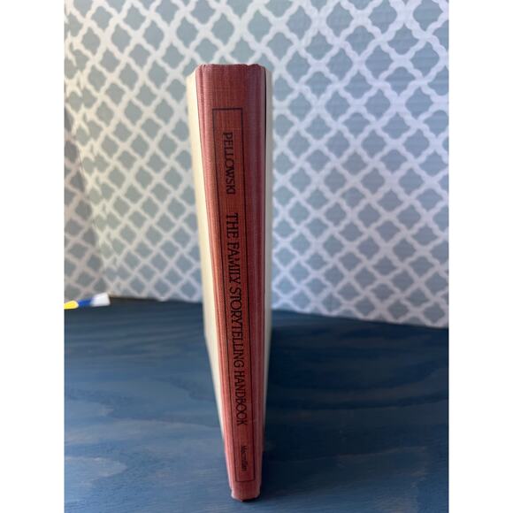 The Family Storytelling Handbook by Anne Pellowski Hardcover Book Pre-Loved - Picture 4 of 6